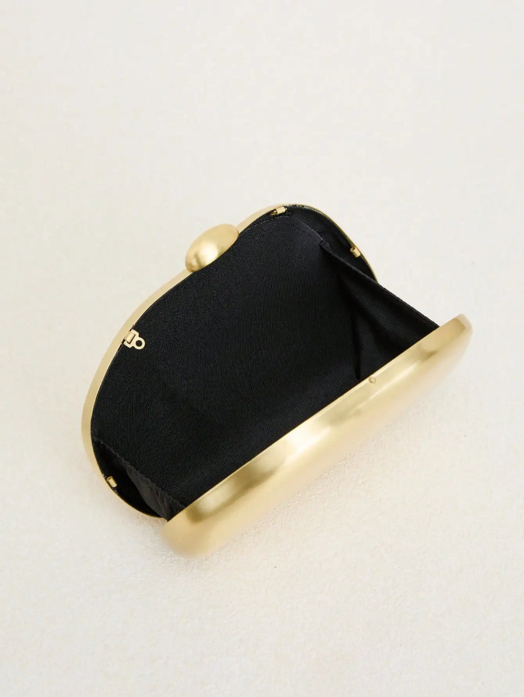 Pochette en métal doré